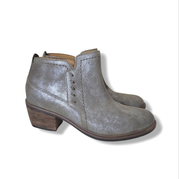 Clarks Neva Lo Metallic Taupe Leather Ankle Boots NWOB Women's Size 8.5 Fall - Picture 1 of 10